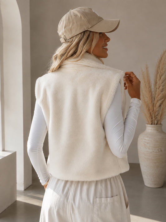 Gilet sans manches Bella en fourrure synthétique écrue, vue de dos