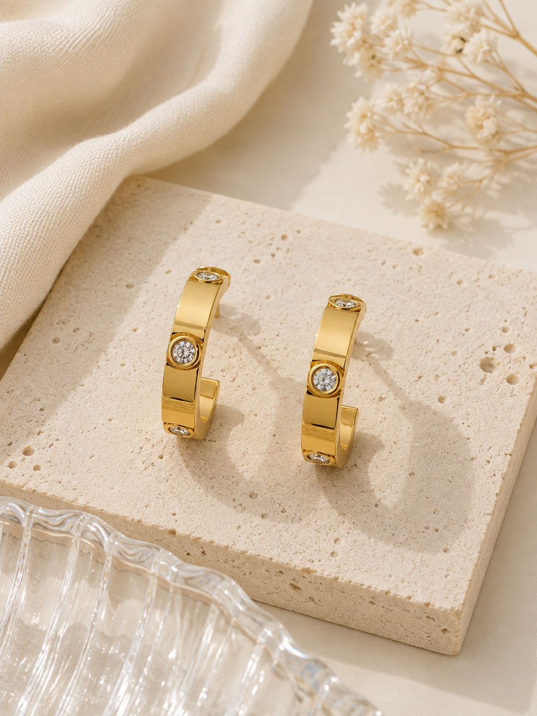 Boucles d’oreilles MILA dorées en acier inoxydable avec strass