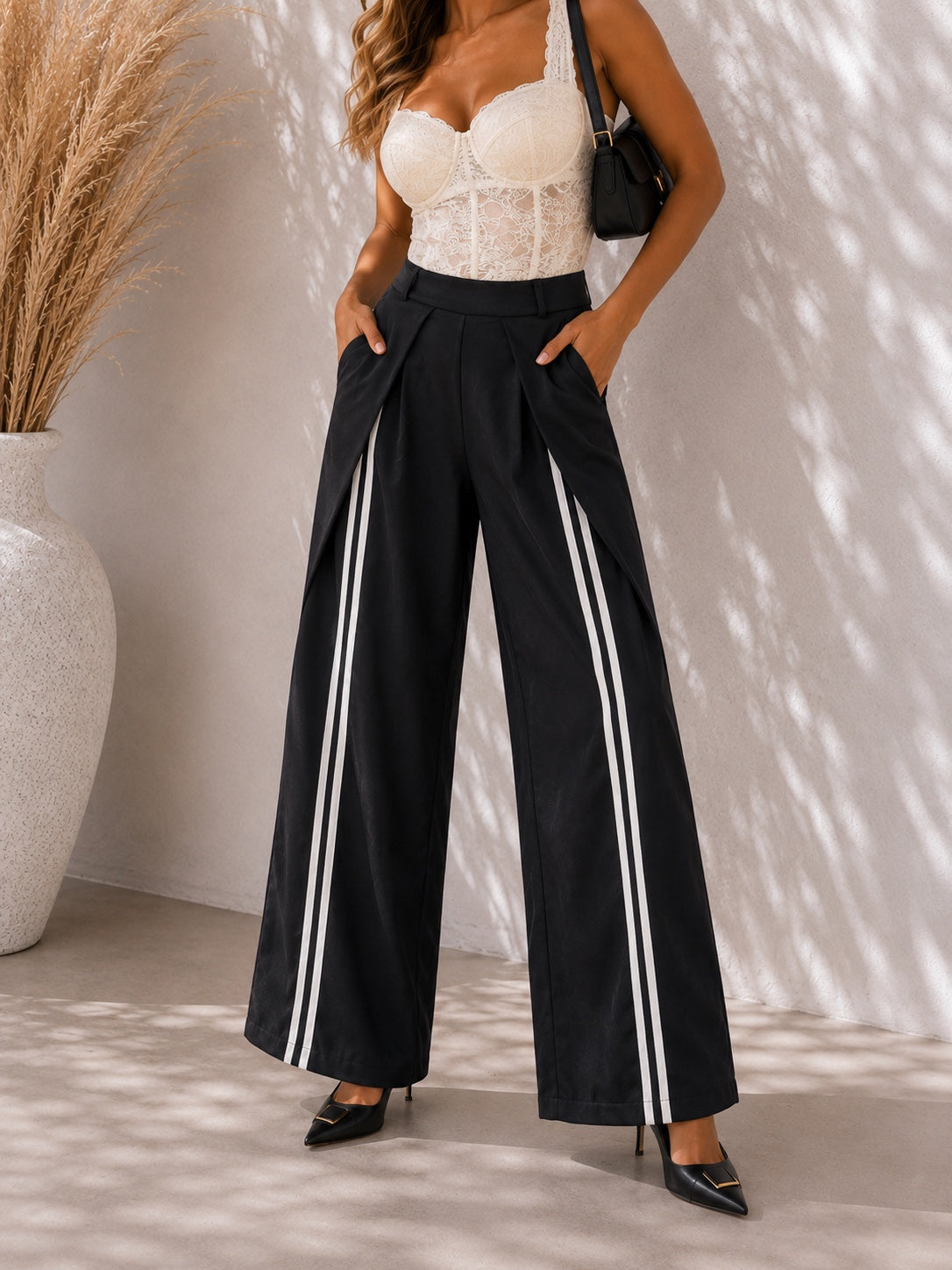 Détail du pantalon Fiora noir et de ses bandes blanches