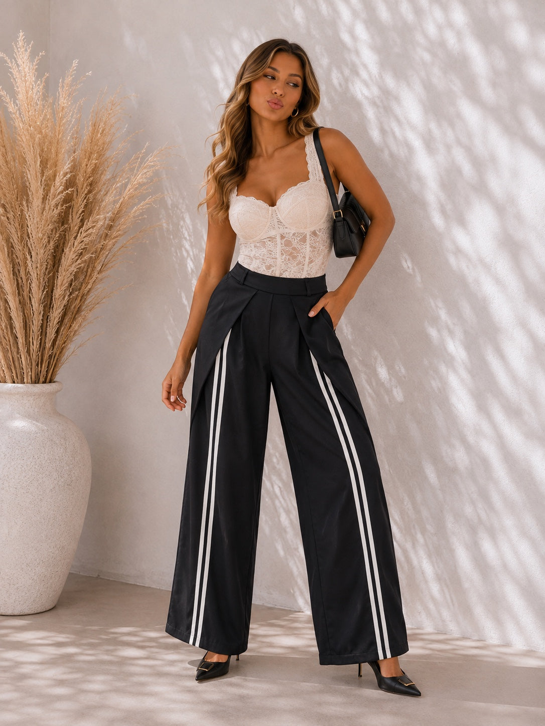 Pantalon Fiora noir porté de face