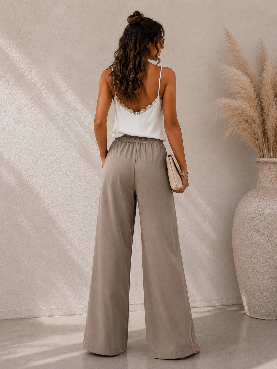 Pantalon Fiora taupe porté de dos