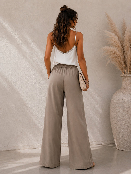 Pantalon Fiora taupe porté de dos