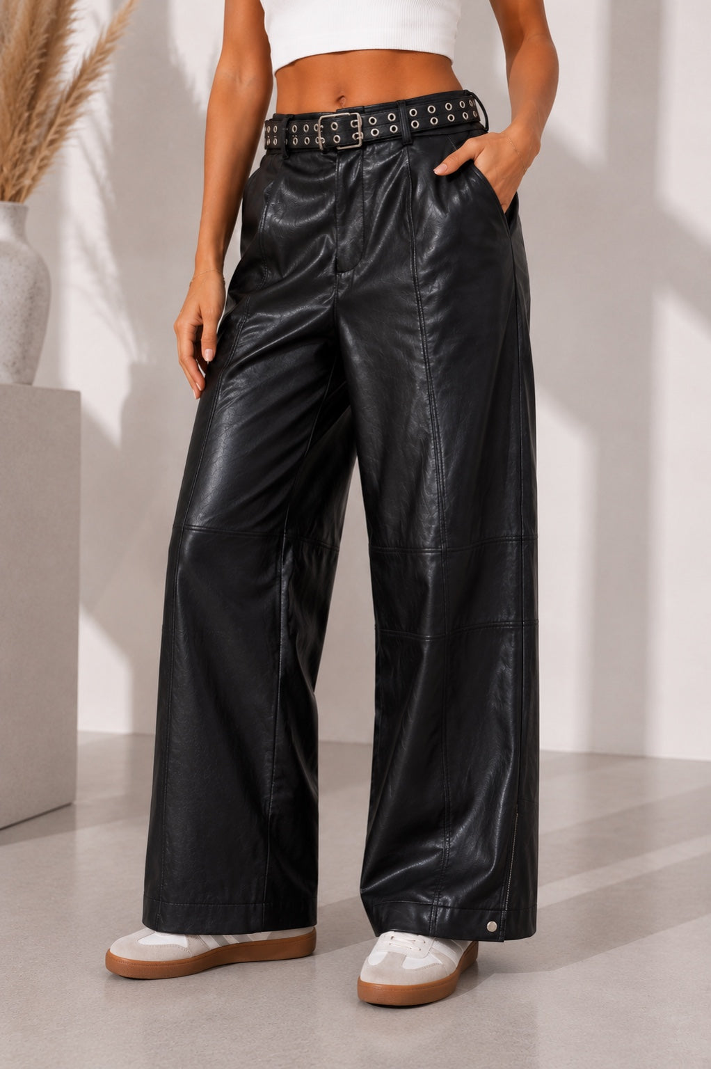 Pantalon similicuir ballon noir avec ceinture - détail matière et coupe