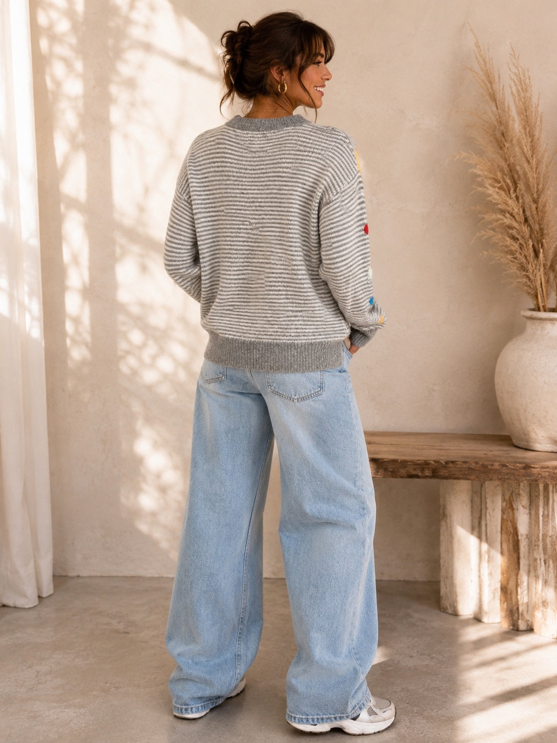 Pull Alexia gris rayé porté de dos
