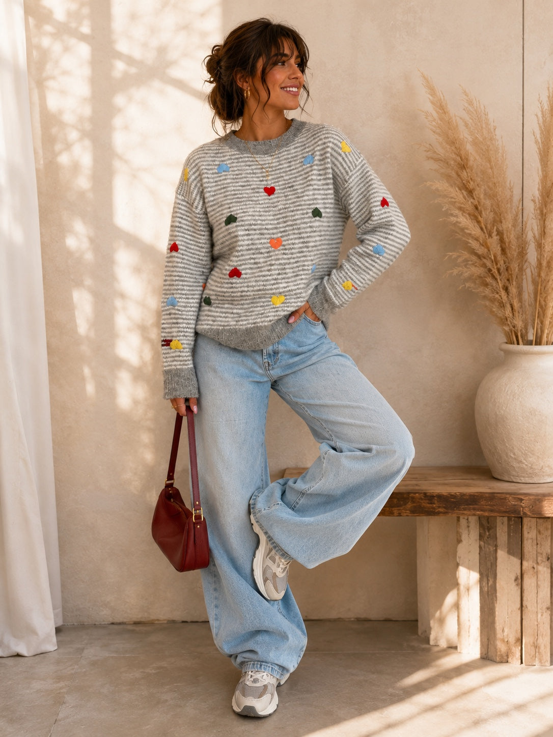 Pull Alexia gris rayé à cœurs colorés look complet