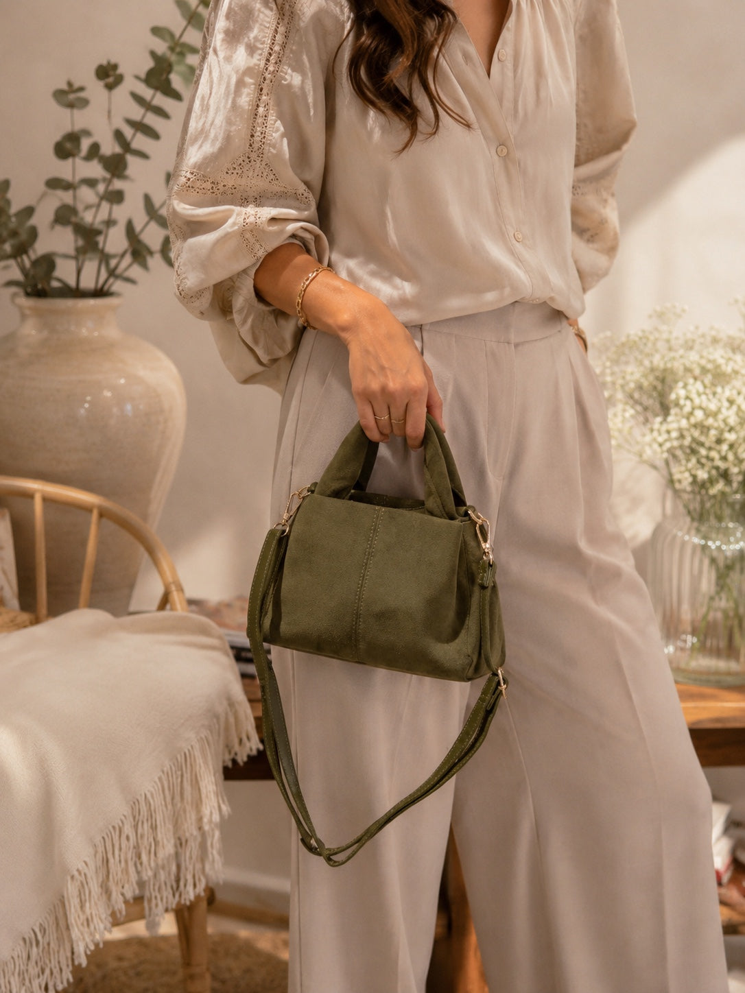SAC NINA kaki porté à la main