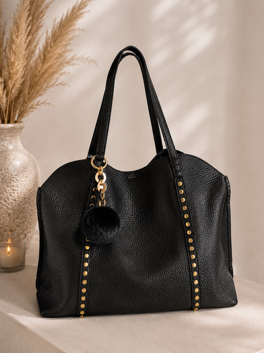 Sac Paula noir en simili cuir avec rivets dorés et porte-clés pompon